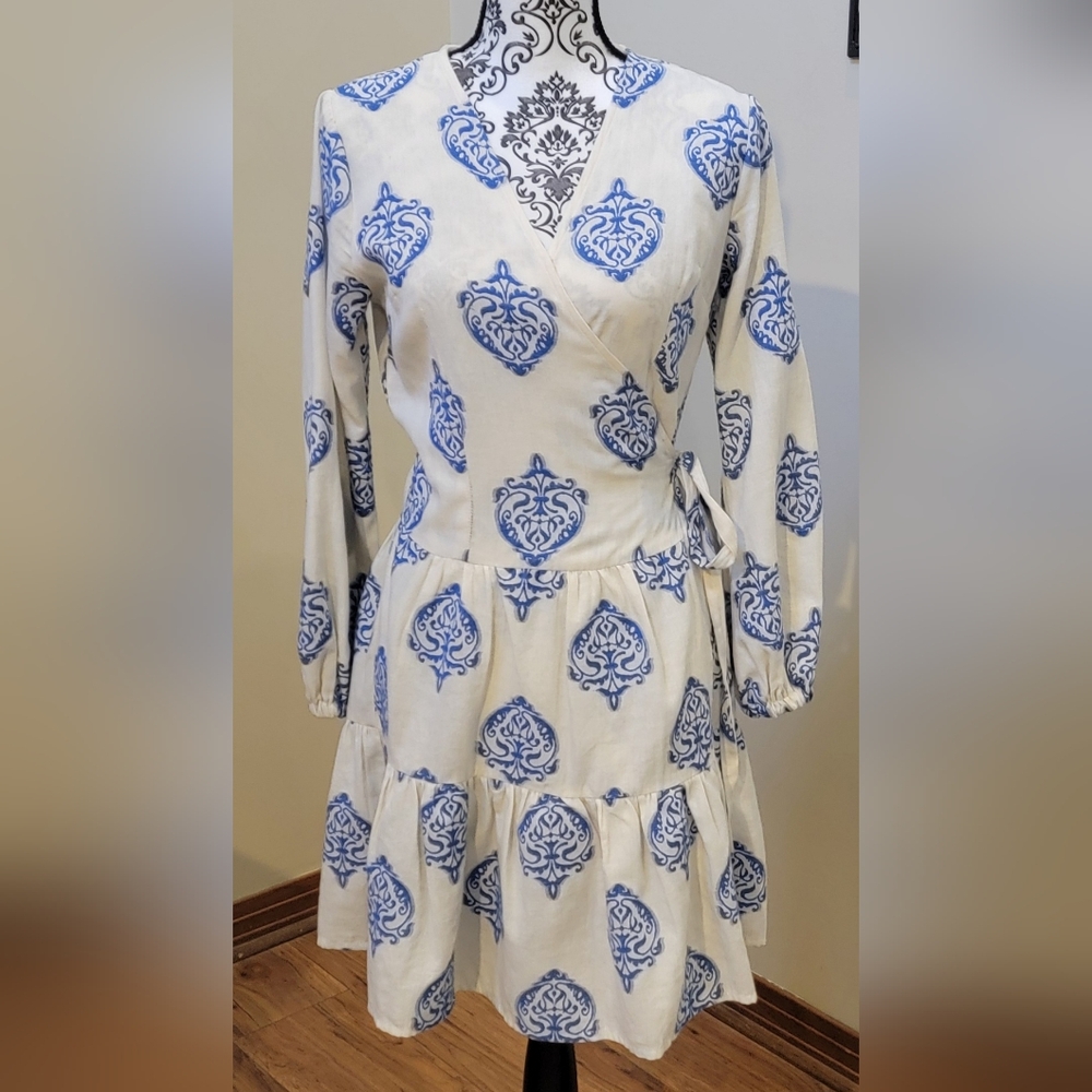Kasia botique style. Size XS. EUC. Cream w/blue flowers. Runs big.